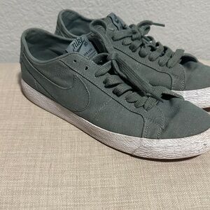 Men’s 9 used Nike SB Zoom Blazer Low Canvas Deconstructed Clay Sage Green/Jungle